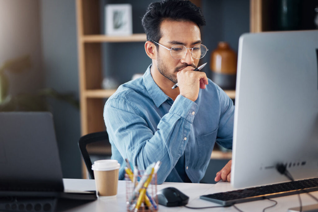 Business Man denkend am Computer | ANG