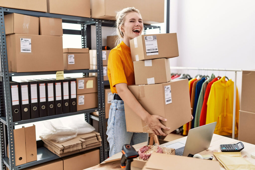 Frau Startup mit Kartons lachend | ANG