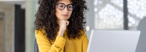 Geschäftsfrau prüft digitale Rechnung mit SAP Business One auf Laptop