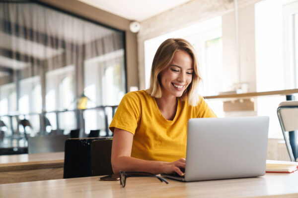 Frau schaut ANG AI Break auf Laptop