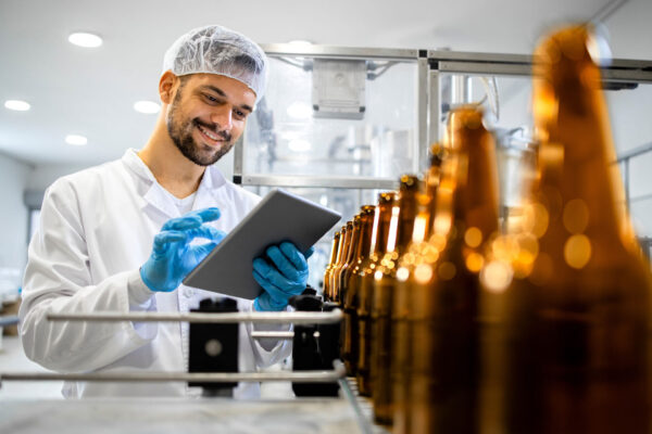 Getraenke-Produktion-Mann-mit-Tablet