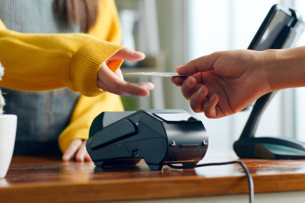 Kasse - Bezahlung von Frau an der Kasse - SAP Customer Checkout