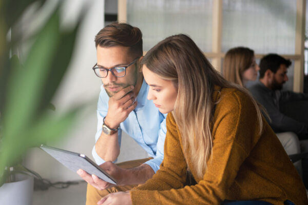 Menschen-nachdenklich-Tablet-Business-ANG